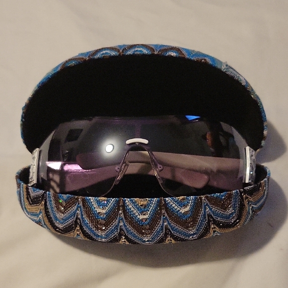 Jessica Simpson Accessories - Jessica Simpson Stylish White and Black Sunglasses with Case